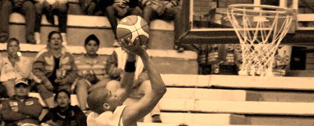 Básquet criollo tiene el ánimo arriba | Cortesía Diario Del Huila | Stalin Ortiz (con la pelota) es uno de los de mayor experiencia en Colombia, porque ha jugado baloncesto profesional en varias ligas del exterior.