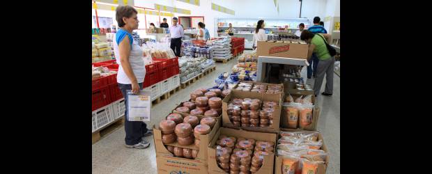 Se metió al mercado D1 | Robinson Sáenz | La cadena de tiendas D1 pertenece a Koba Colombia, una filial de la holding norteamericana Koba LLC, en la que hay inversionistas de Europa, Asia y Emiratos Árabes. El surtido está conformado por 500 productos básicos de la canasta familiar. Sus locales tienen entre 200 y 450 metros cuadrados.