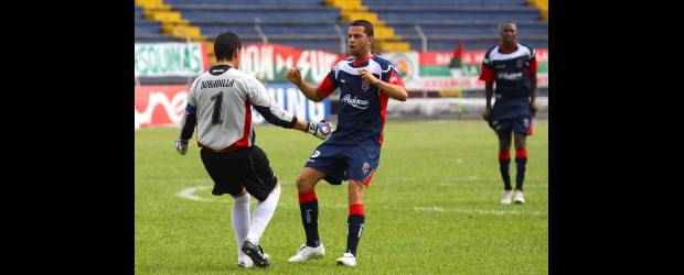 Efectivo y práctico resultó el juego del DIM | Luis Fernando Castro, Tulúá | La celebración del arquero Aldo Bobadilla y del defensa central Anselmo de Almeida no se hizo esperar en el estadio Doce de Octubre, donde el Medellín ganó y se encaramó al segundo lugar en la Liga Postobón.