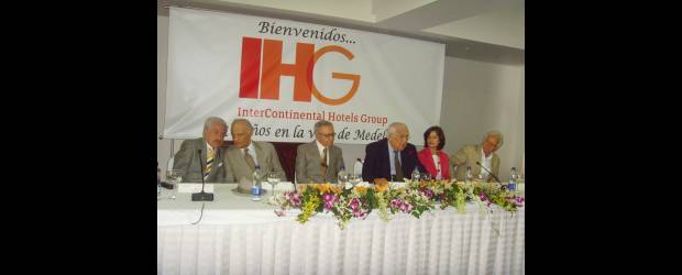 El Hotel Inter celebra los 40 en todo 2010 | Lilliana Vélez De R. | De izquierda a derecha, Luciano Villa, Guillermo Gaviria Echeverri, Darío Múnera Arango y el ex alcalde y ex gobernador, Ignacio Vélez Escobar.