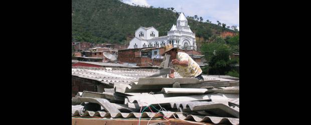 En Betulia sintieron que "era la hora llegada" | Juan Diego Zapata | Ayer las labores eran intensas en 250 casas del área urbana de Betulia que resultaron afectadas por el vendaval de la noche del martes. Esta cifra es el reporte inicial de la emergencia, pero ayer se continuaba con el censo para conocer el dato definitivo de afectaciones, que se extendió también a dos veredas.