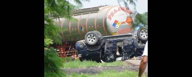 Carranza escapó de nuevo de sus enemigos | Luis Alfredo Zapata, Colprensa-Villavicencio | El atentado tuvo lugar en la vía Villavicencio-Puerto López, donde una de las camionetas de la caravana que escoltaban al esmeraldero Carranza se volcó tras perder el control en el momento de los disparos.