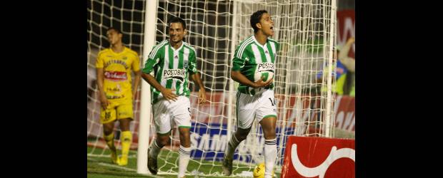Palomino fue el salvador | Juan Antonio Sánchez | En homenaje a su hijo que está por nacer, el volante Jairo Palomino celebró el gol que le dio los tres puntos a Nacional anoche en el Parque Estadio Sur. Muy cerca de él aparece el argentino Ezequiel Maggiolo, quien le hizo el pase para la conquista.