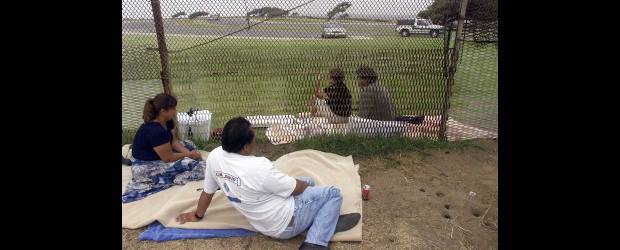 Un adiós en el muro del Río Bravo | Archivo | Esta es una imagen típica de un fin de semana en alguna de las ciudades fronterizas, como Tijuana o Mexicali. Las familias se encuentran, conversan, y cada uno regresa a su país de residencia. Sin embargo, ahora los ilegales poco se acercan, pues la vigilancia estadounidense cada vez es más fuerte.