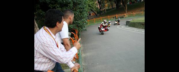Motos chicas para grandes emociones | | Tanto, o más que los mismos competidores, sus padres gozan y sufren con cada presentación.