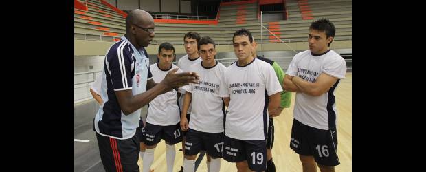 El micro también es para profesionales | Donaldo Zuluaga | Viviano Mena está tranquilo, porque este año tendrá en Bello Jairuby-Innovar la misma base de 2009 en la Copa Postobón de fútbol de salón.