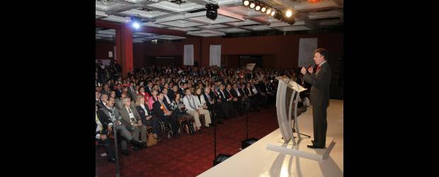 Campaña de Santos recupera logo de la U | Campaña Santos Presidente | Todas las piezas publicitarias de la campaña a la Presidencia de la República de Juan Manuel Santos tendrán los colores del Partido de la U. Atrás quedará el color naranja que identificó su campaña hasta ayer.