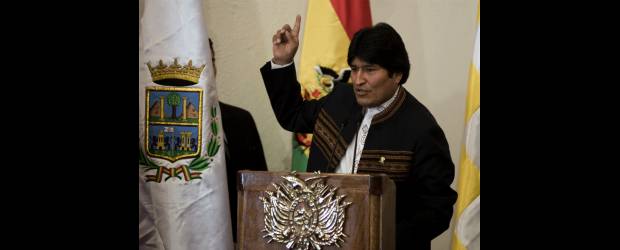 Evo criticó ayuda antidroga de E.U. a Colombia | Reuters - La Paz, Bolivia | En su discurso, el presidente Evo Morales solicitó a las Fuerzas Armadas cooperación para la "nacionalización" de la lucha contra las drogas.