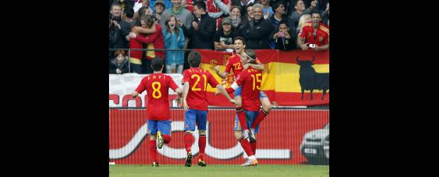 Equipos grandes sufrieron en fogueos | Matthias Schrader, AP-Innsbruck, Austria | Jesús Navas celebra el gol de España con Sergio Ramos y David Silva.