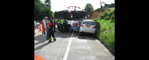 Muere gerente de hospital en accidente | Cortesía | El accidente entre el automóvil y la buseta de Flota Granada ocurrió ayer a eso de las 7 de la mañana cerca de El Santuario.