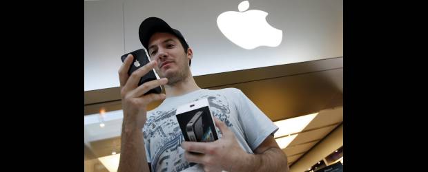 El iPhone4 no convence con la señal | Fotos: Ap Y Réuters | Si bien el iPhone 4 recibió buenas críticas por sus novedades, como la cámara de video, las quejas de estos primeros días tienen que ver con los problemas de señal que presenta.