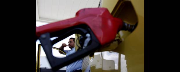 Precio de la gasolina asusta a los consumidores | Fotos: Julio César Herrera | El incremento en el precio de los combustibles hace que muchos consumidores desistan de sacar sus vehículos o busquen alternativas para ahorrar.