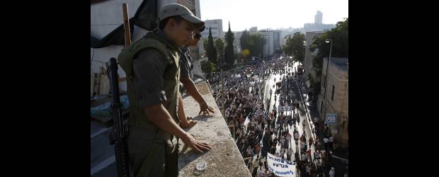 El soldado Shalit inspiró voz de protesta | Ronen Zvulun, Reuters - Jerusalén, Israel | La Policía israelí montó guardia en la marcha para pedir la liberación de Gilad Shalit, secuestrado en 2006. El portavoz de Hamás, Salah al Bardawil, anunció que para entregar a Shalit, Palestina exige que cientos de presos en poder de Israel sean puestos en libertad "sin ningún tipo de restricciones o vetos".