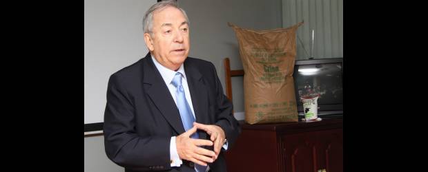 Toro probado es el nuevo Minagricultura | Cortesía | El gerente de Colanta, Jenaro Pérez Gutiérrez, mostró el lacto suero o permeado de suero con el que se está engañando a los consumidores colombianos. El dirigente lechero pide la prohibición de la importación de este producto.
