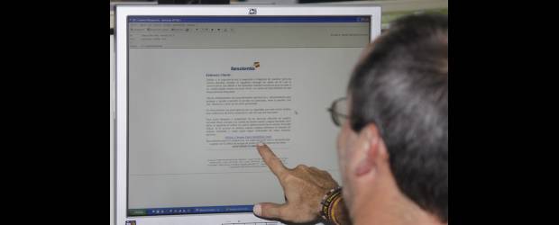 ¡No caiga! Cuando bancos le pidan datos vía web | David Sánchez | Los mensajes llegan a las cuentas de correo personales de los clientes y, por miedo a que la cuenta quede bloqueada, la gente responde el pedido urgente y acceden al enlace a una página falsa que recoge toda la información del usuario.