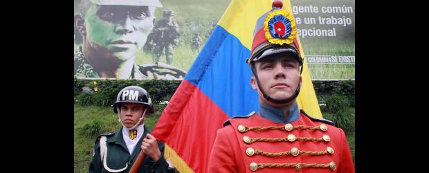 El Ejército pasó del mosquete al Galil Ace | Manuel Saldarriaga | La Guardia de Honor de la IV Brigada, con el primer uniforme de la época de la Independencia, encabezará la parada militar en el parque de Bolívar.