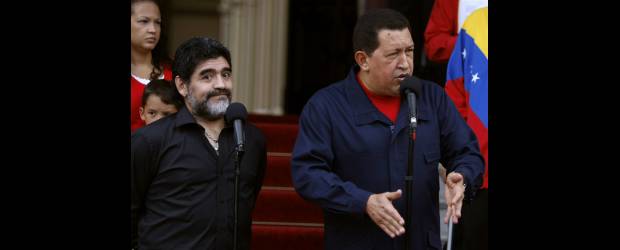 Chávez respondió con ruptura de relaciones | Fernando Llano, Ap - Caracas, Venezuela | Acompañado por el polémico técnico argentino, Diego Armando Maradona, el presidente venezolano, Hugo Chávez, anunció que rompía relaciones con Colombia. No obstante, no respondió a las denuncias.