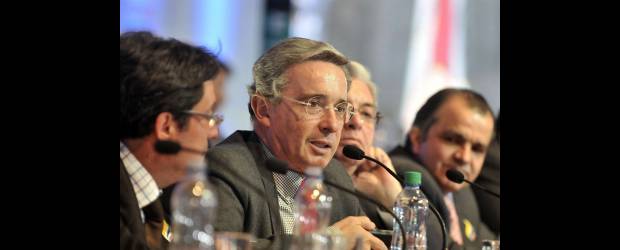 "Durante este Gobierno no habrá tercer canal": Uribe | Colprensa | El presidente Álvaro Uribe dejó claro, ante su equipo de trabajo, que respeta la decisión del Consejo de Estado de suspender la licitación del tercer canal.