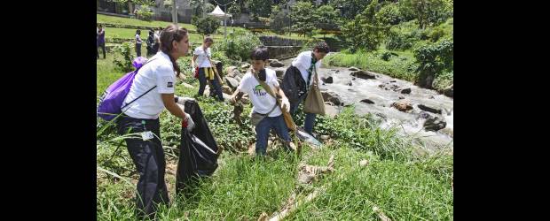 El Poblado recibió un toque de higiene | Hernán Vanegas | En 35 puntos críticos en materia ambiental se hicieron presentes las personas que atendieron el llamado de la Fundación Por Mi Tierra. Seguramente esta iniciativa se crecerá y tendrá cada días más voluntarios.