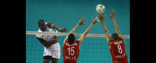 Valle le repitió la dosis a Antioquia | Manuel Saldarriaga | Un poco de más de dos horas duró el duelo entre Antioquia y Valle, anoche en el Polideportivo Sur de Envigado. Álex Moreno aparece en el ataque.