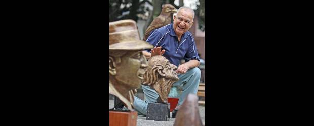 Óscar Rojas celebró 80 en el parque | Juan Fernando Cano | Jovial y con ganas de seguir trabajando, Óscar Rojas celebró su cumpleaños número 80 con una exposición en el parque de Bolívar, para recordar que sigue vivo y que el arte es para el pueblo.