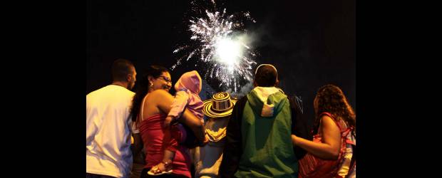 Medellín sí que celebra con su fiesta | Manuel Saldarriaga | La lluvia que cayó sobre la ciudad la noche de la inauguración no impidió que San Juan se viera llena de gente y que los juegos pirotécnicos iluminaran el cielo de una ciudad que se declaró en fiesta y así se la ha pasado en esta Feria.