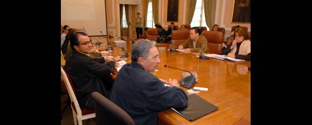 El gabinete deja las puertas abiertas al sucesor de Uribe | Archivo | Todos los lunes se realiza en la Casa de Nariño un consejo de ministros. En el desarrollado esta semana los ministros y viceministros presentaron su renuncia protocolaria a partir del 7 de agosto, al presidente Álvaro Uribe.