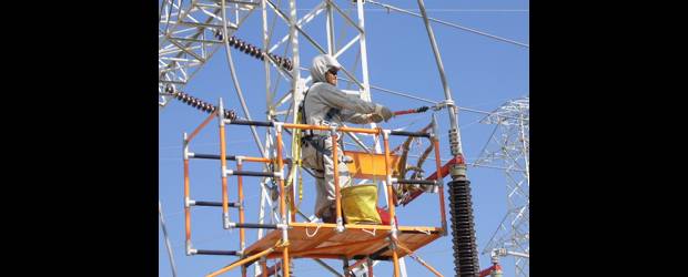 ISA, al día con alto voltaje | Cortesía | ISA realiza altas inversiones en tecnología para hacer el mantenimiento de redes de alto voltaje, sin paralizar el servicio a los usuarios. La empresa invierte para ello, en productos de alta tecnología y máxima seguridad para los técnicos. El traje cuesta 6.000 dólares, la plataforma 100.000 dólares.