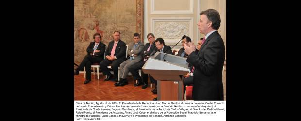 Empleo para los jóvenes, prioridad | Presidencia De La República | El presidente Juan Manuel Santos presentó el proyecto del primer empleo ante los gremios económicos y dirigentes políticos. Lo acompañan, entre otros, Luis Carlos Villegas (Andi), Rafael Pardo y Alvaro José Cobo (Asocajas).
