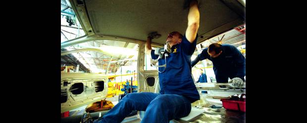 Sofasa reincorpora a 188 trabajadores | Archivo | La recuperación de las ventas externas a mercados diferentes a Venezuela permitió la reactivación de la producción en la planta de Sofasa y pudo llamar a laborar a otros 188 trabajadores que había despedido.