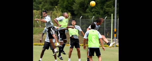 Nacional convoca a su clientela | Juan Antonio Sánchez | El juego aéreo también se trabaja en Nacional para repasar la seguridad de los defensores y la habilidad de los delanteros como Ezequiel Maggiolo.