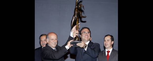 Fenalco exaltó a Andrés Uriel | Edwin Bustamante | El rector de Bellas Artes, Mauricio Molina -de anteojos-, recibió el Mercurio de Oro. Lo acompañan el gobernador, Luis Alfredo Ramos y Alejandro Restrepo.