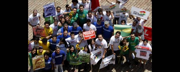 A los 16 es un voto sin mucho apoyo | Archivo | Los jóvenes participaron y se movilizaron muy activamente en las elecciones presidenciales pasadas, sin embargo, su voto no parece que haya sido tan definitivo como se esperaba. Aunque no es posible calcular cuántos "primivotantes" salieron a sufragar por el candidato de su preferencia y cuántos se abstuvieron de hacerlo.