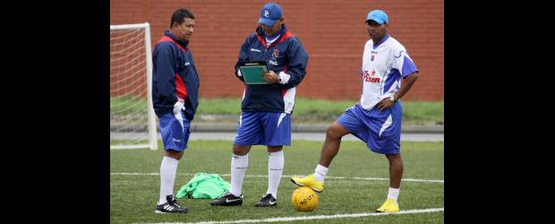 Pánzer no da brazo a torcer | Hernán Vanegas | El técnico Édgar Pánzer Carvajal, en la foto con Carlos Castro, cree que su trabajo le garantizará la continuidad en el Medellín que recibe a Equidad.