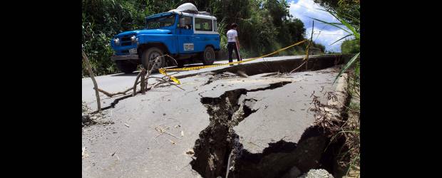 Entre huecos se va a Santo Domingo | Manuel Saldarriaga | Grandes huecos se observan en la vía que comunica al sector de Molino Viejo con el municipio de Santo Domingo. El mal estado de la carretera se intensificó por causa del invierno que ha azotado a la región durante las últimas semanas. Este corredor fue intervenido por última vez en el año 2009.