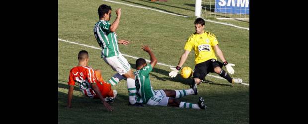 Envigado asustó a Nacional | Jaime Pérez | De no haber sido por Gastón Pezzuti, en esta acción con Humberto Mendoza, Juan Carlos Mosquera y Jorge Horacio Serna, Nacional hubiera tenido otra suerte en el estadio Atanasio Girardot. Algunos hinchas amenzaron con nuevos disturbios.