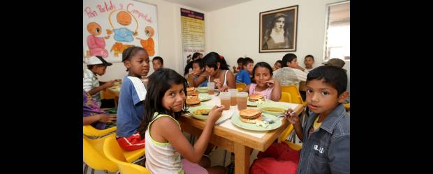 El comedor necesita más que pan | Juan Antonio Sánchez | En el comedor hay dos turnos para la entrega de los alimentos. A las once almuerzan los niños que estudian en la tarde y a las doce del día los de la jornada de la mañana. Como algunos viven muy lejos del comedor las religiosas autorizan que sean las madres de familia las que lo reclamen.
