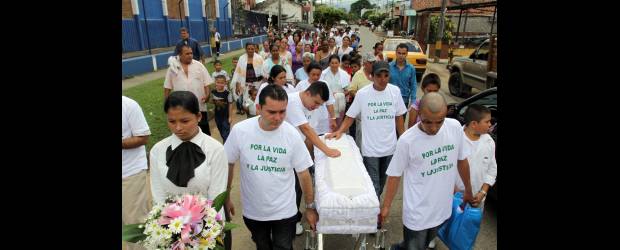 Caucasia, bajo el fuego de las bandas | Julio César Herrera, Enviado Especial, Caucasia | Decenas de personas acompañaron la marcha fúnebre para despedir a la pequeña Estefanía Toro Rincón. La niña, de 5 años, fue la única víctima de un atentado de sicarios contra un mototaxista. Autoridades civiles, líderes y empleados del hospital de este municipio rechazaron el crimen.