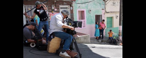 De Medellín a Urabá, un rodaje que engancha | Manuel Saldarriaga | En cinco cuadras del barrio Sucre, la cotidianidad se ha alterado por estos días con el rodaje de El gancho . Hoy será el quinto y último día de trabajo en este sector de Medellín, para luego partir rumbo a Urabá, donde se desarrolla la mayor parte de la historia. Lo más difícil del rodaje ha sido la parte técnica, debido a las arriesgadas tomas que se deben hacer con vehículos en movimiento.