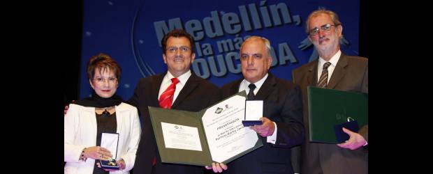 La empresa privada aporta a la calidad | Jaime Pérez | El alcalde Alonso Salazar reconoció el aporte de Ana Mercedes Gómez M., Héctor Arango y Juan Sebastián Betancur, a Medellín la más educada.