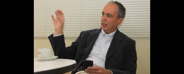 Listos finalistas a Famiempresario del Año 2010 | Hernán Vanegas | El director de Interactuar, Rafael Arango Fonnegra, en la foto, explica que el modelo de intervención de la corporación acompaña a los emprendedores, ofrece apoyo y servicios para que la microempresa se consolide en el tiempo.