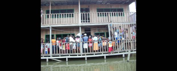 El Atrato se traga a Riosucio | Cortesía | Esta es la situación que se vivía ayer en uno de los albergues de Riosucio, Chocó. Este departamento tiene 22 municipios afectados por las lluvias que han dejado 10.000 damnificados.
