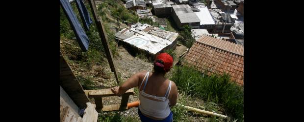 La Gabriela reclamó soluciones | Esteban Vanegas | Los habitantes de la parte alta de La Gabriela afirman que el riesgo en que están sus casas se debe a la filtración de aguas que provienen de una empresa que chatarriza vehículos. Exigen una solución, porque dicen que no evacuan.