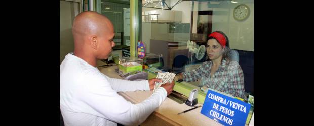 Navidad aumenta demanda por dólares | Manuel Saldarriaga | En casas de cambio el dólar se compra a $ 1.855 y se vende a $ 1.910.
