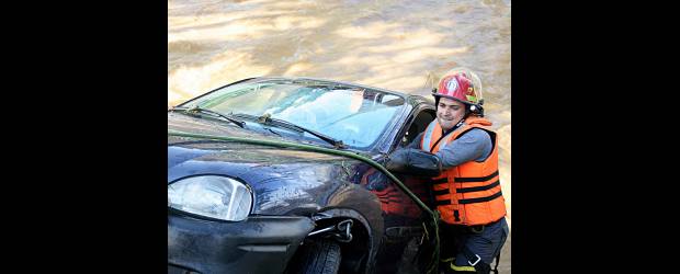 Placas del carro que cayó al río son falsas | Archivo | Este es el carro que se fue al río Medellín. Tiene placas "gemeliadas".