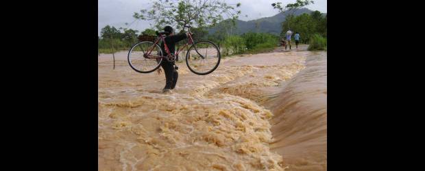 Fin de año con tregua invernal | Colprensa, Córdoba | Los habitantes de Tierralta (Córdoba) tienen que caminar por verdaderos arroyos para llegar a sus casas. Este municipios se inundó como consecuencia del desbordamiento de la represa. Hay unas 2 mil 500 personas damnificadas.