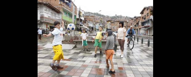 Parque La Paz, un sitio para gozar | Edwin Bustamante | Con la construcción del parque de La Paz, en el barrio 20 de Julio se busca favorecer el desarrollo social y comercial de esta zona que ha sido azotada por la violencia. Los habitantes del sector quieren que el sitio se convierta en punto de encuentro para el diálogo y el sano esparcimiento y no para el conflicto.