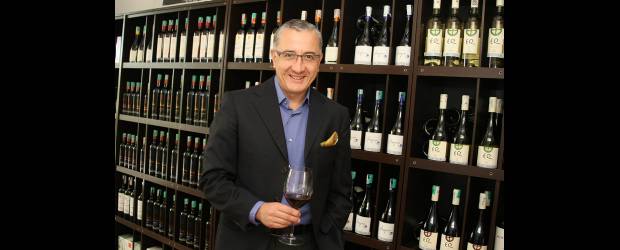 "En boutique nace el vino hecho arte" | Juan Antonio Sánchez | Como el suelo, que buscan con todo el detalle, otro factor clave en las viñas boutique, para González, es el hombre: "Son enólogos con otra vocación, otra mística, dicen ser solo servidores del terroir , creen que el vino debe hacerse solo, sin mayor intervención. Como resultado obtienen uvas con mayor concentración y productos con identidad".