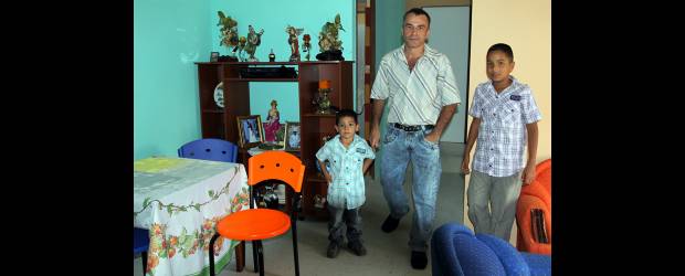 Estrenan casa con Contrato Sindical | Julio Cesar Herrera | El trabajador Juan Carlos Vallejo muestra con orgullo su casa nueva, en la que vive con su esposa Aracelly Castaño. Lo acompañan a la izquierda su nieto Juan Pablo Urrego y su hijo Víctor Manuel Vallejo.