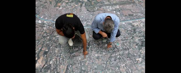 Existe una Medellín que apenas mide 12x8 metros | Manuel Saldarriaga | La gente, en compañía de los guías, ubica sus puntos de encuentro en un mapa gigante ubicado en san Fernando Plaza, tomado de Google Maps.